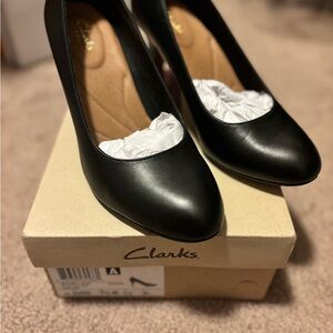 👠 EUC Clarks Heavenly Star black leather Cuir Noir pumps 7.5 Medium